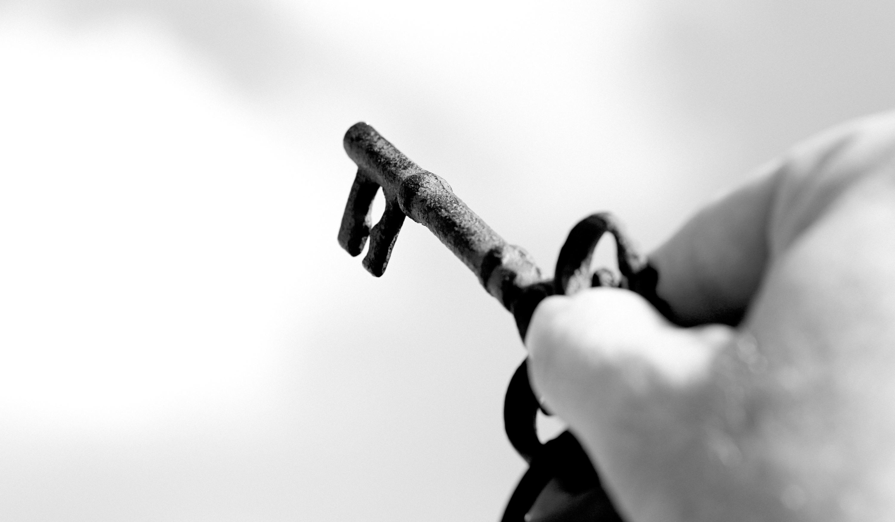 Illustration of an experienced marketer guiding ChatGPT with strategic prompts, symbolising the power of expertise combined with AI.